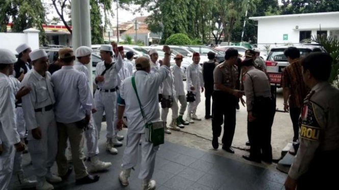Massa FPI mendatangi gedung Pengadilan Negeri Tangerang, Banten beberapa waktu lalu.