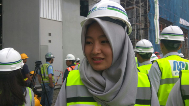 Tiara masinis wanita pertama untuk kereta MRT Jakarta.