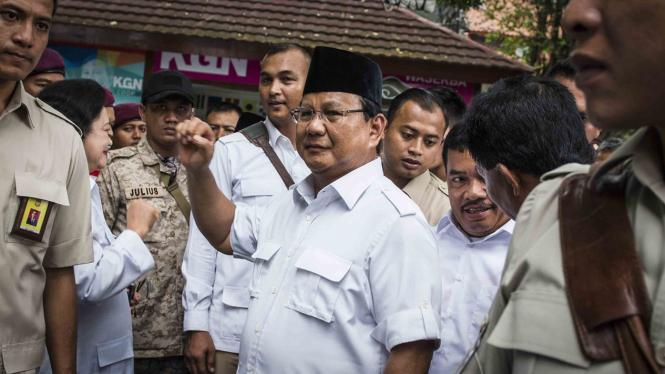 Ketua Umum Partai Gerindra, Prabowo Subianto (tengah)