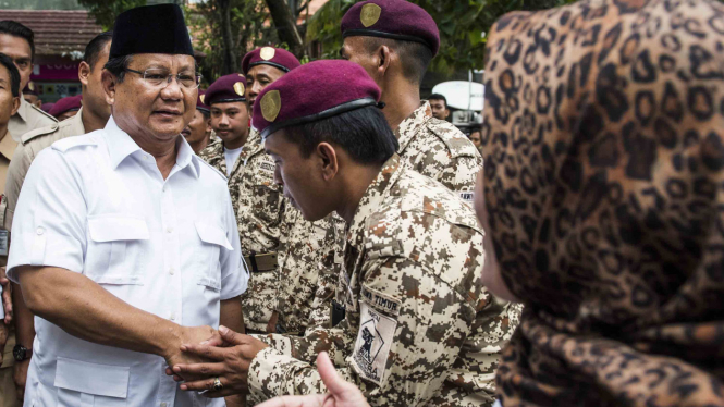 Ketua Umum Partai Gerindra, Prabowo Subianto (kiri)