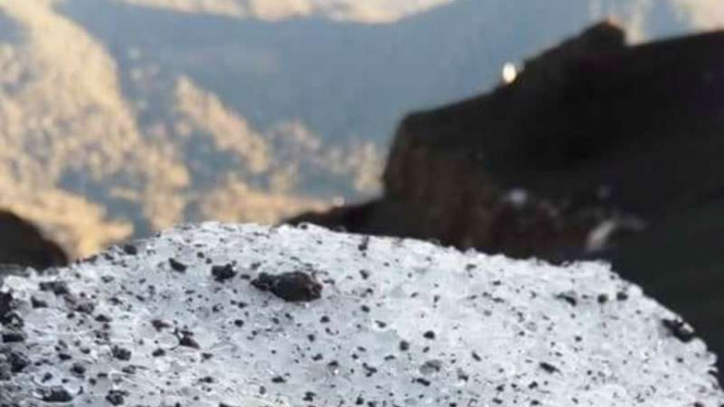 Temuan salju di sejumlah blok puncak Gunung Semeru di Jawa Timur pada Kamis, 12 April 2018.