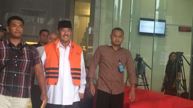 Bupati Bandung Barat, Abu Bakar mengenakan rompi tahanan KPK oranye