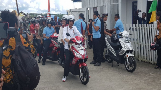 Presiden Joko Widodo mengunjungi Agats, Ibu Kota Kabupaten Asmat, Papua