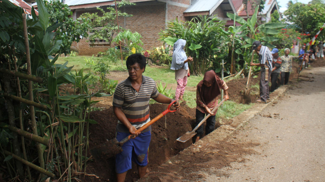 Membuat saluran air, salah satu inisiatif warga untuk pengelolaan Dana Desa.