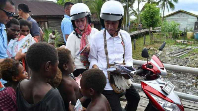 Jokowi dan Iriana saat mengunjungi Asmat.