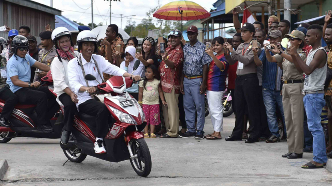 Presiden Jokowi naik motor listrik keliling Asmat