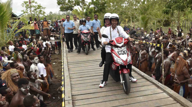 Presiden Jokowi naik motor listrik keliling Asmat