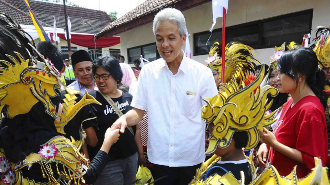 Calon Gubernur Jawa Tengah, Ganjar Pranowo (tengah)