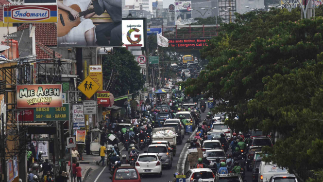 Suasana kemacetan di Jalan Margonda Raya, Kota Depok, Jawa Barat.