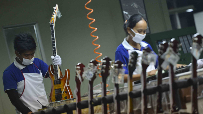 Pekerja menyelesaikan pembuatan gitar listrik di pabrik alat musik Cileungsi, Kabupaten Bogor, Jawa Barat. (Foto ilustrasi).