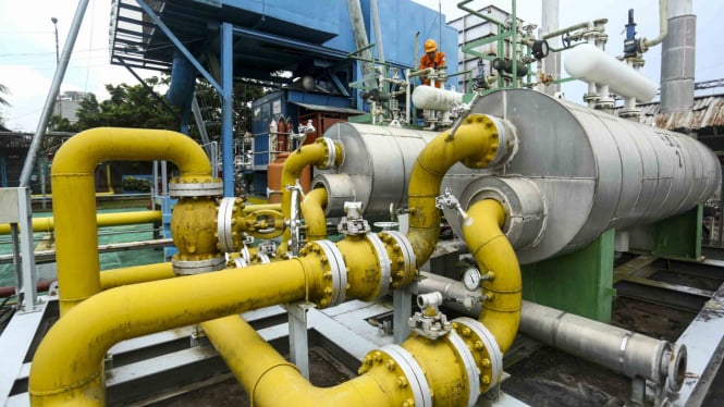 Petugas PT PLN (Persero) melakukan pemeriksaan instalasi penyaluran gas di Pembangkit Listrik Tenaga Gas (PLTG).