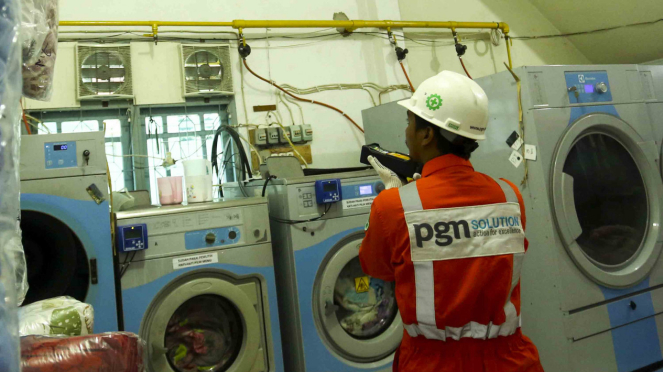 Petugas PT Perusahaan Gas Negara (Persero) Tbk (PGN) memeriksa saluran gas PGN m