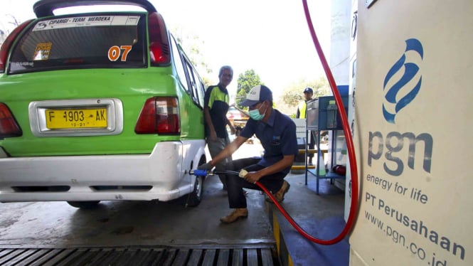 Petugas mengisi bahan bakar gas pada angkutan kota (angkot) di Stasiun Pengisian Bahan bakar Gas (SPBG) di Bogor, Jawa Barat