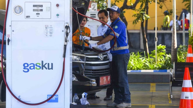 Los oficiales llenaron combustible de gas para el transporte público en la Estación de Fueling de Gas PGN (SPBG) en Surabaya