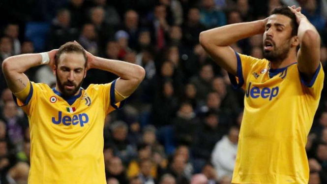 Ekspresi kecewa 2 bintang Juventus, Gonzalo Higuain (kiri) dan Sami Khedira