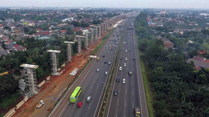 Suasana lalu lintas jalan tol Jagorawi kawasan Cibubur, Jakarta