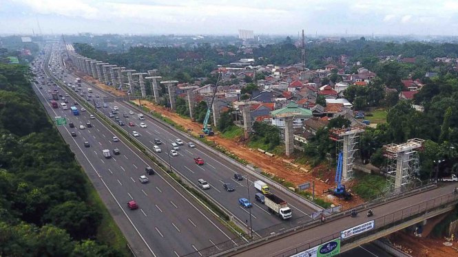 Suasana lalu lintas jalan tol Jagorawi kawasan Cibubur, Jakarta