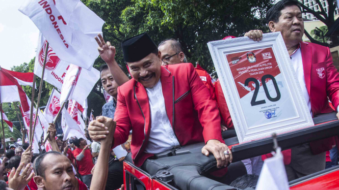 Ketua Umum Partai Keadilan dan Persatuan Indonesia (PKPI), AM Hendropriyono (kiri) 