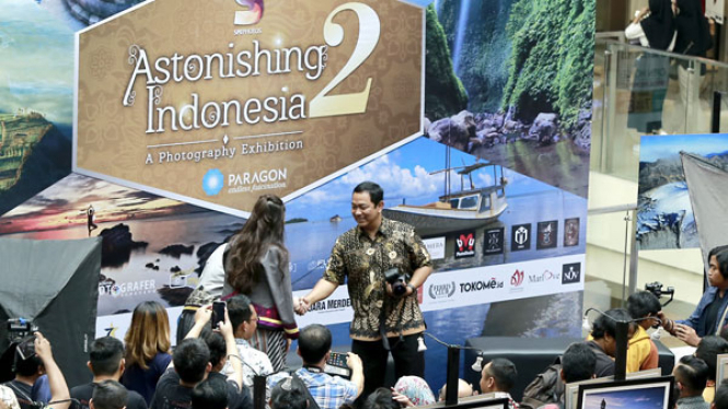 Wali Kota Semarang Hendrar Prihadi memotret model saat membuka pameran AI 2.