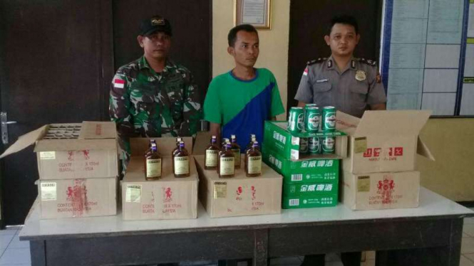 2.304 botol miras ilegal asal Malaysia dikirim ke sebuah desa di Kalbar.