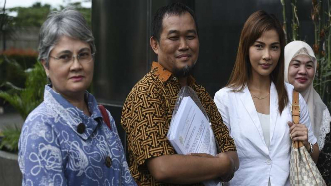 Koordinator MAKI Boyaiman Saiman (tengah) bersama Nadia Mulya dan ibunya di KPK