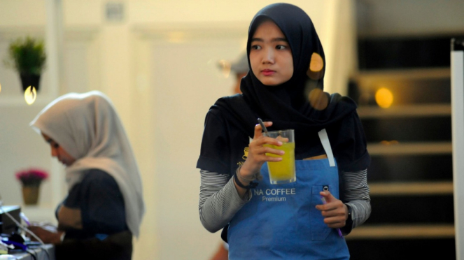 Barista Wanita di Kedai Kopi Aceh