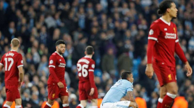 Ekspresi kecewa penyerang Manchester City, Gabriel Jesus (biru muda)