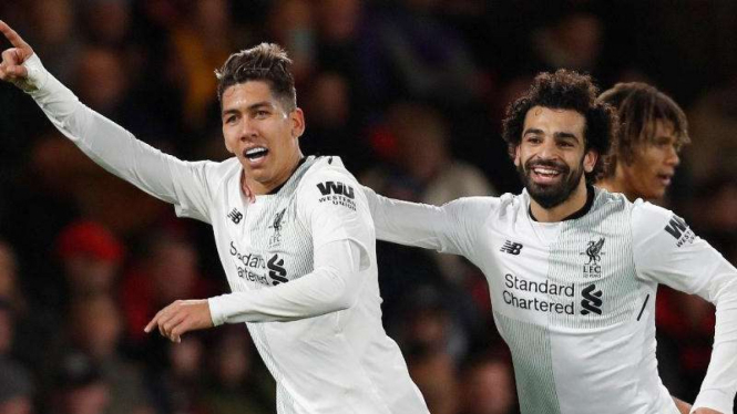 Penyerang Liverpool, Roberto Firmino (kiri), dan Mohamed Salah (kanan)