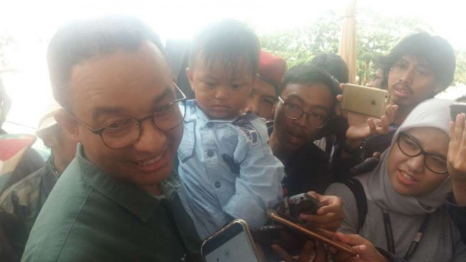 Gubernur DKI Jakarta Anies Baswedan menggendong anak bernama Anies Sandi