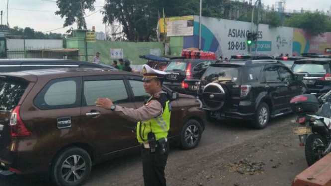 Kepadatan arus lalu lintas di Pintu 10 Senayan, Jakarta, Sabtu, 14 April 2018.