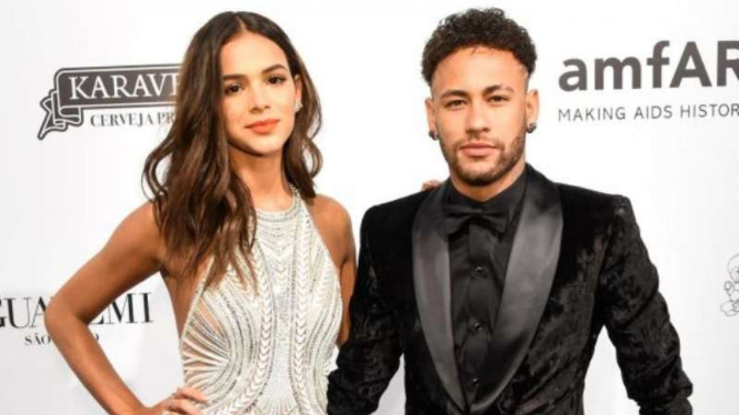 Bintang PSG, Neymar Jr dan kekasih, Bruna Marquezine.