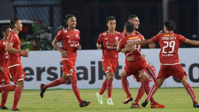 Para pemain Persija Jakarta merayakan gol Jaimerson da Silva (dipeluk)