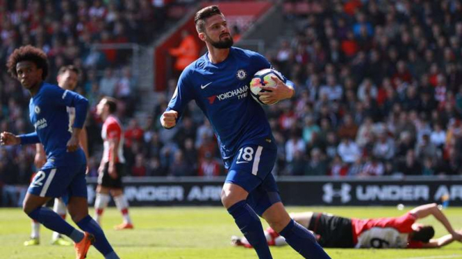 Penyerang Chelsea, Olivier Giroud, melakukan selebrasi usai mencetak gol