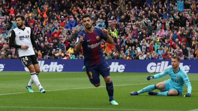 Penyerang Barcelona, Luis Suarez, melakukan selebrasi usai mencetak gol