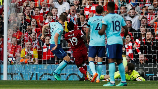 Pemain Liverpool, Sadio Mane mencetak gol ke gawang Bournemouth