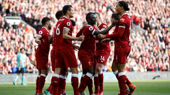 Pemain Liverpool merayakan gol.