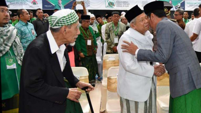 KH Maimun Zubair, Ma'ruf Amin, dan Presiden Joko Widodo.