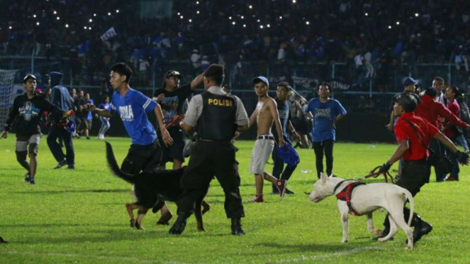Ricuh laga Arema FC vs Persib Bandung