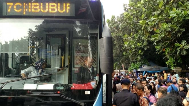 Penumpang menumpuk di Cibubur usai pelaksanaan Ganjil Genap di tol.