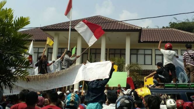 Ratusan pedagang Kemirimuka, Beji unjuk rasa di Pengadilan Negeri Depok.
