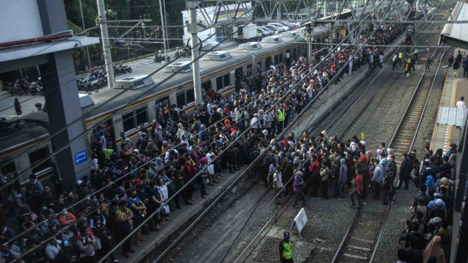 Kepadatan penumpang Kereta Rel Listrik (KRL) di Stasiun Duri, Jakarta