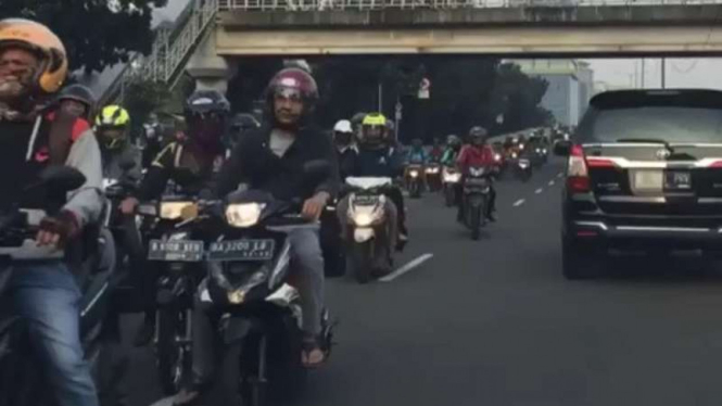 Para pemotor melawan arus di JLNT Casablanca.