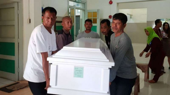 Peti jenazah Andrey Votech, warga Slovakia yang tewas di Gunung Merbabu, sesaat sebelum dikremasi di Krematorium Kedungmundu, Kota Semarang, Jawa Tengah, Senin, 16 April 2018.