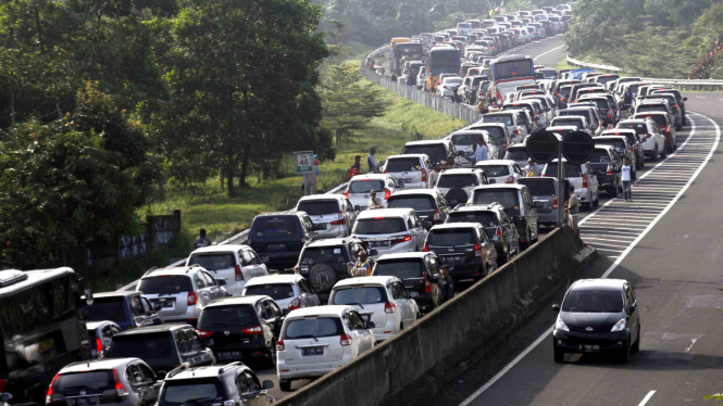 Antrean kendaraan wisatawan menuju jalur Puncak, Gadog, Bogor, Jawa Barat