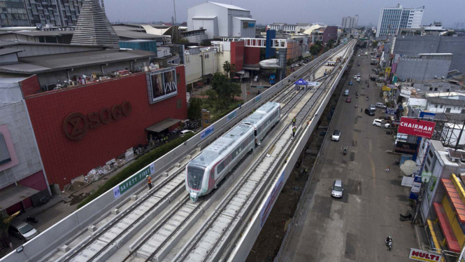 Kereta LRT sudah tiba di Kelapa Gading.