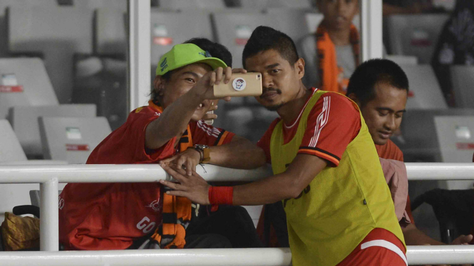 Pesepak bola Persija Jakarta, Bambang Pamungkas (kedua kanan) berswafoto dengan penonton difabel