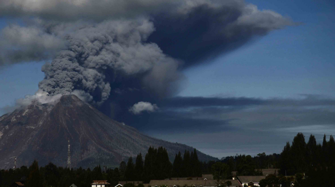 Gunung Sinabung menyemburkan material vulkanik ketika erupsi, di Karo, Sumatera Utara