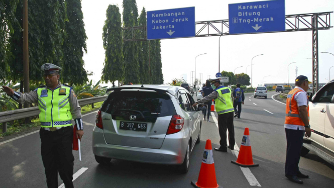 Penerapan ganjil genap di Gerbang Tol Tangerang 2, Tangerang, Banten