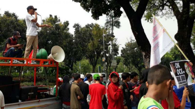 Massa dari Front Aksi Mahasiswa Jakarta Raya (FAM Jaya) demo di Balai Kota DKI