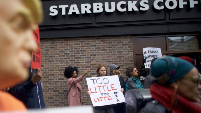 Sejumlah orang berunjuk rasa di luar toko itu untuk memprotes prlakuan staf Starbucks. - Getty Images